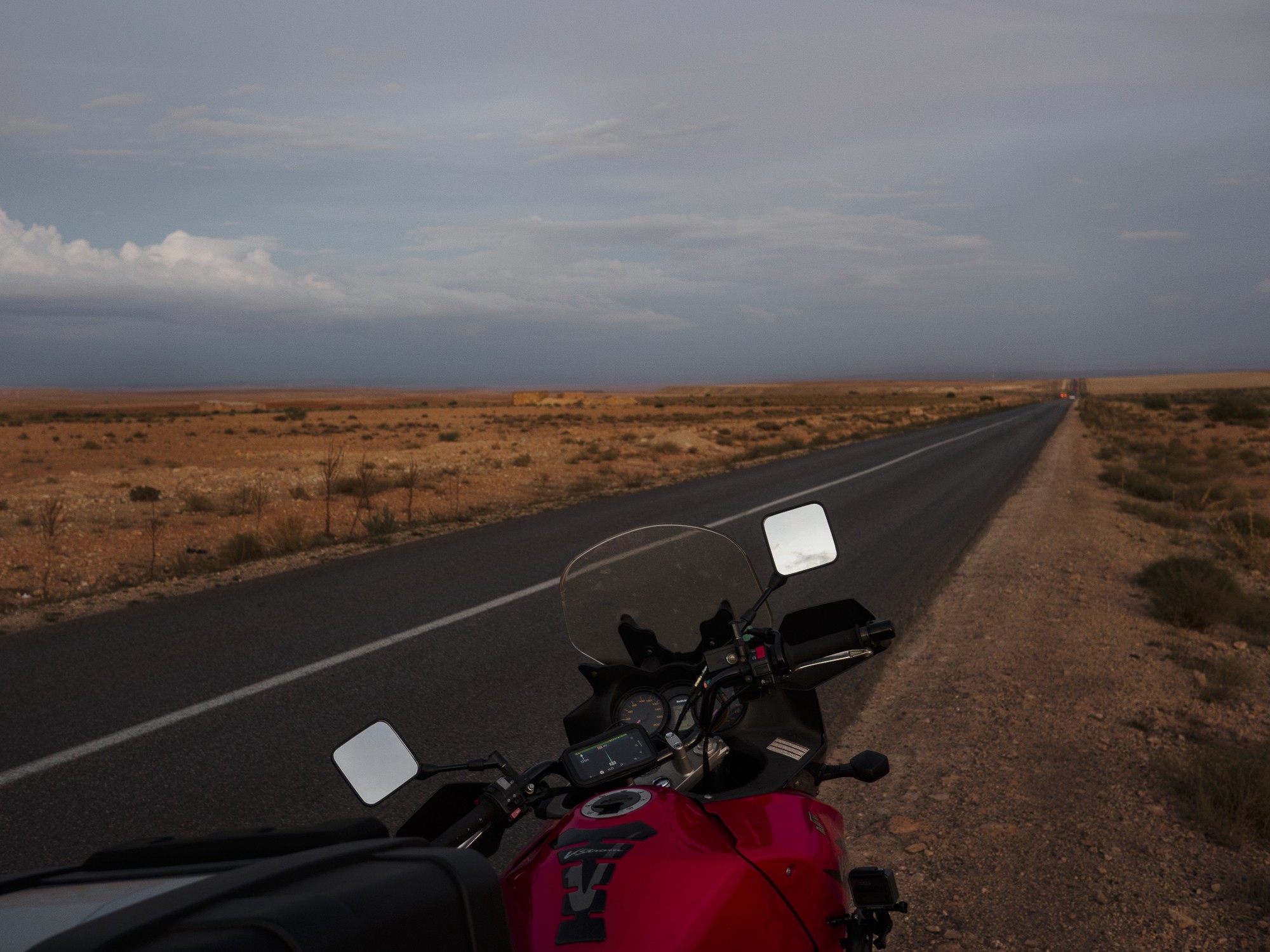 La moto aparcada junto a una de las carreteras que cruzan la hamada Marroquí