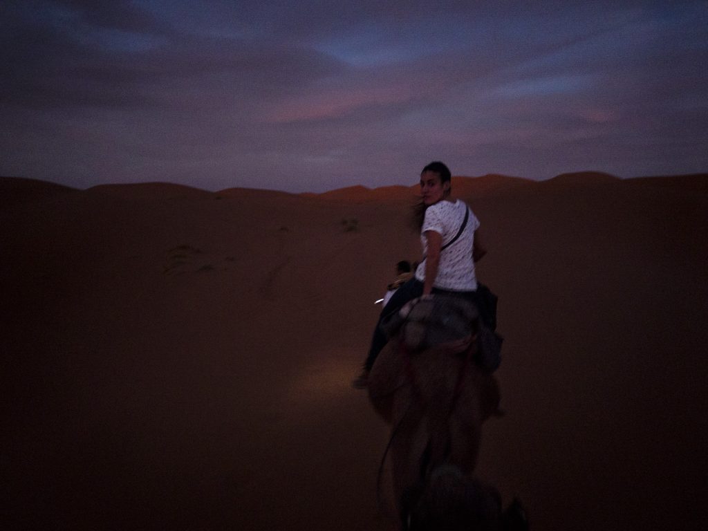 En camello hacia el campamento en las dunas.