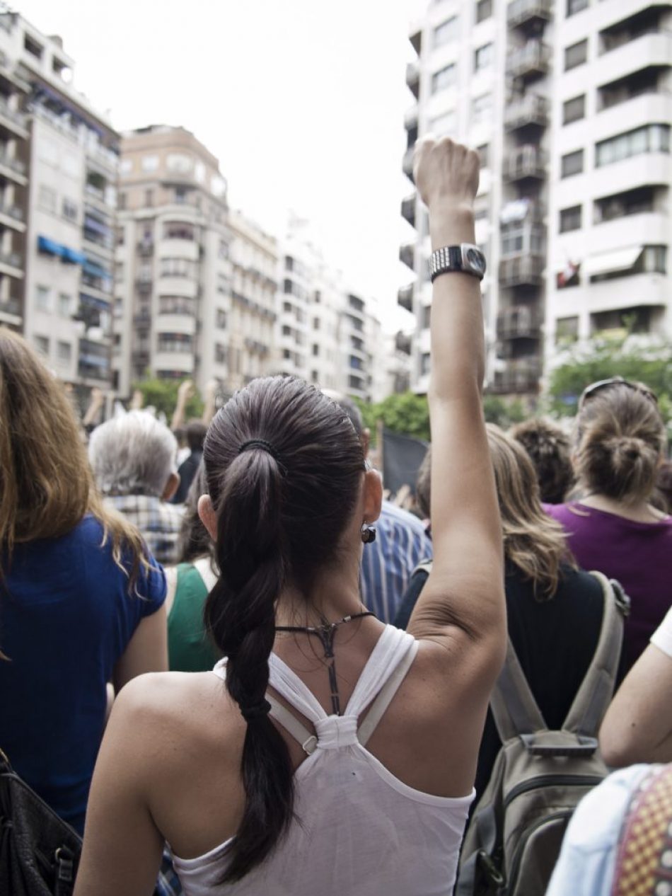 Una mujer en la concentración frente a la subdelegación de gobierno en la calle Colón de Valencia.