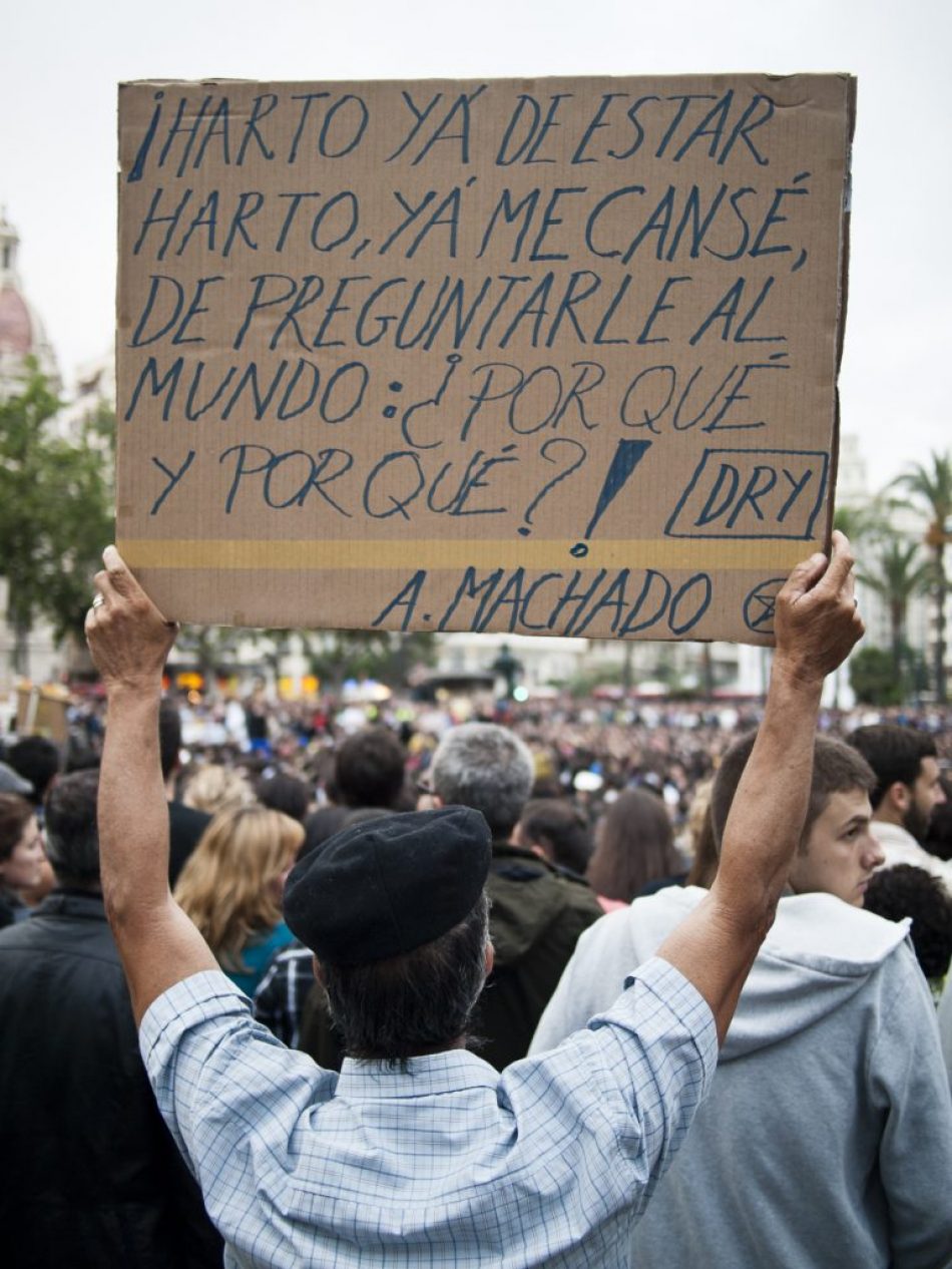 Un manifestante sostiene una pancarta con versos de Machado en una de las asambleas de #acampadavalencia