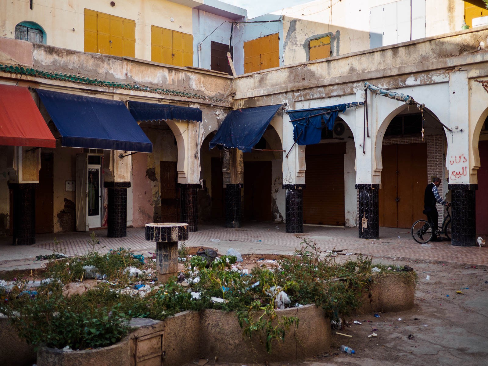 Una pequeña plaza interior en el medina de Oujda.