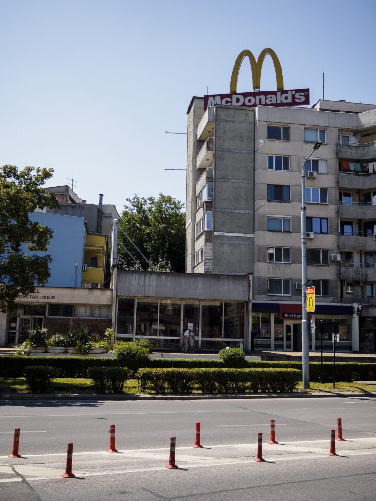 Publicidad de McDonnald's en el centro de Plovdiv