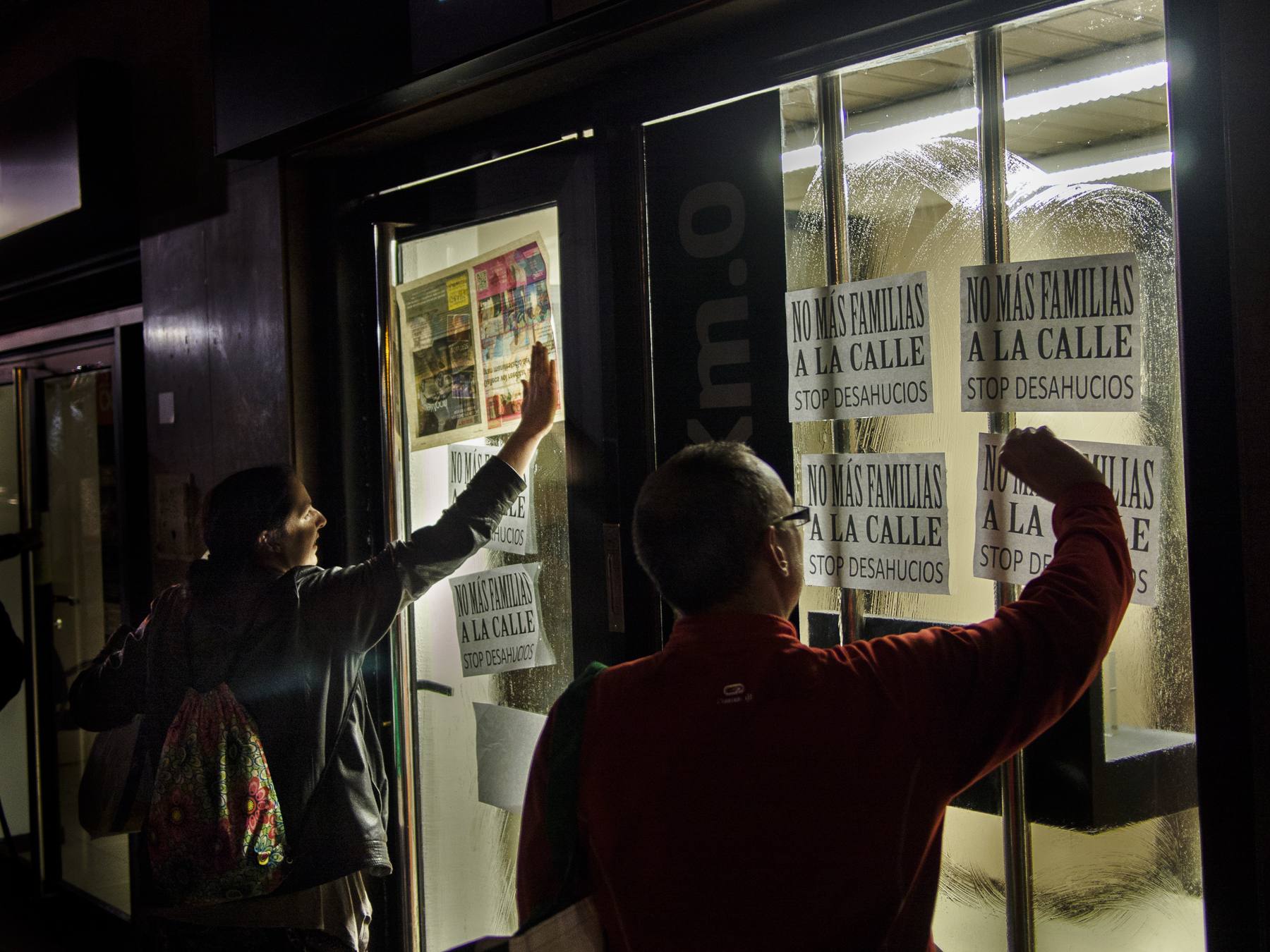 La PAH sale a pegar carteles en oficinas bancarias en la víspera de San Jordi