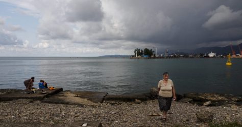 Una familia pasa el día en la playa junto al puerto de Batumi